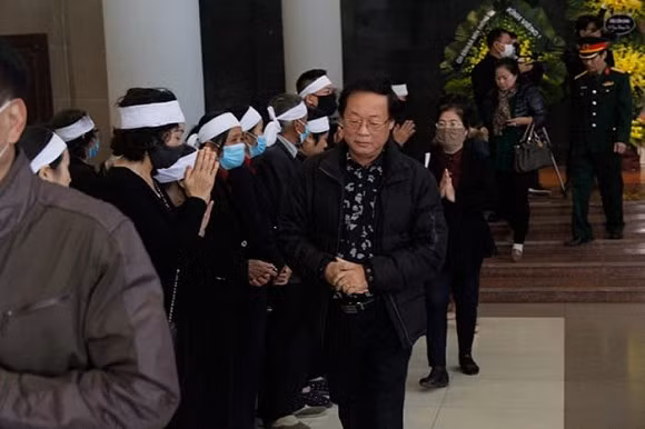 Sinh năm 1942 ở Thanh Chương, Nghệ An, Xuân Huyền sớm dấn thân vào ngành sân khấu, là học viên khóa đầu tiên của Trường Nghệ thuật sân khấu Việt Nam (1959 - 1963). Sau một thời gian gắn bó với nghệ thuật tuồng, năm 1971, ông được cử đi học đạo diễn tại Liên Xô (cũ) tu nghiệp và trở về nước năm 1977.