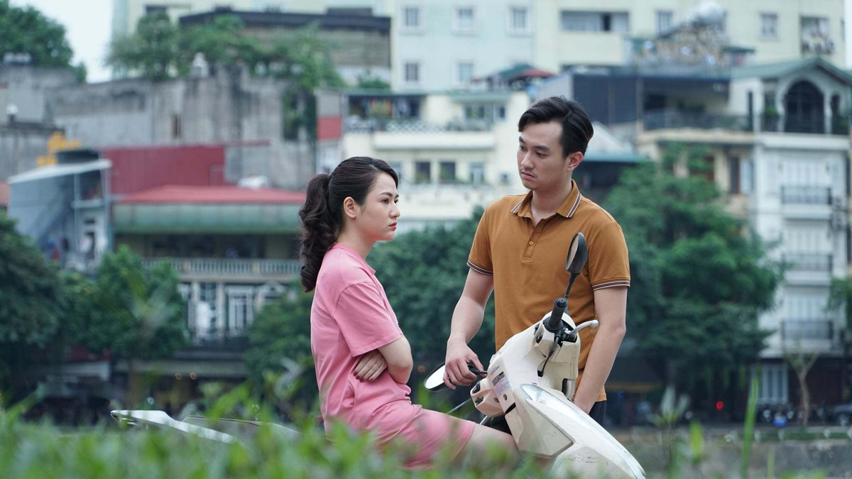 Đan xen vào đó là câu chuyện hôn nhân của những người trẻ với những mâu thuẫn thường ngày trong cuộc sống cũng như xung đột thế hệ.