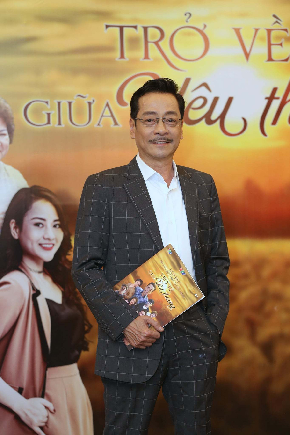 Đảm nhiệm vai chính xuyên suốt bộ phim là NSND Hoàng Dũng. Trong 'Trở về giữa yêu thương', NSND Hoàng Dũng vào vai ông Phương, cựu giám đốc nhà sản xuất sách về hưu phải đối mặt với nỗi buồn tuổi già cũng như chứng kiến nhiều thất bại, sa ngã của các con.