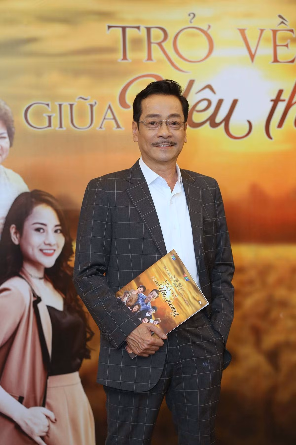 Đảm nhiệm vai chính xuyên suốt bộ phim là NSND Hoàng Dũng. Trong 'Trở về giữa yêu thương', NSND Hoàng Dũng vào vai ông Phương, cựu giám đốc nhà sản xuất sách về hưu phải đối mặt với nỗi buồn tuổi già cũng như chứng kiến nhiều thất bại, sa ngã của các con.