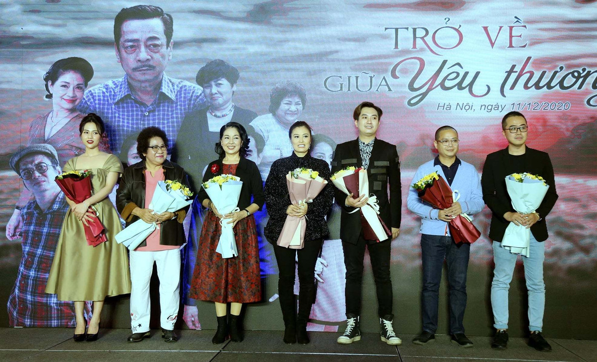 Ê kíp làm phim ra mắt báo chí chiều 11/12. 'Trở về giữa yêu thương' sẽ thế sóng 'Lửa ấm' trong khung giờ 21h từ thứ 2 đến thứ 6 hàng tuần trên VTV1 &#x1d;từ 17/12.