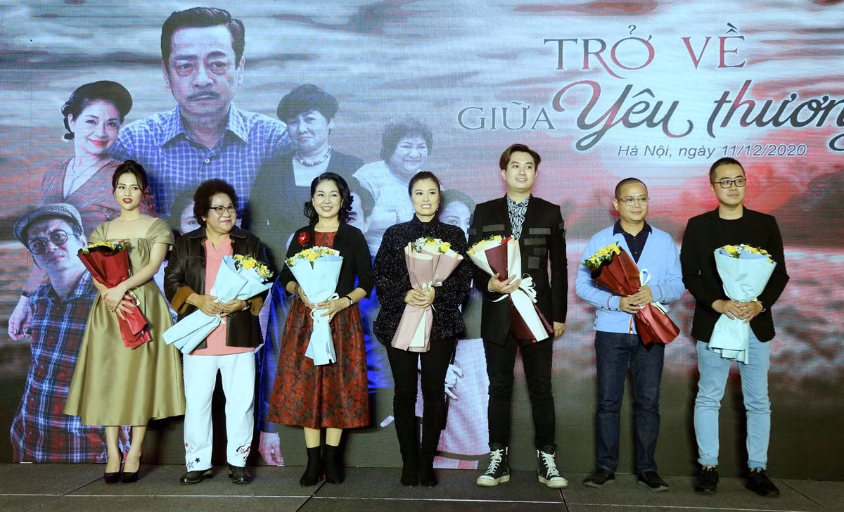 Ê kíp làm phim ra mắt báo chí chiều 11/12. 'Trở về giữa yêu thương' sẽ thế sóng 'Lửa ấm' trong khung giờ 21h từ thứ 2 đến thứ 6 hàng tuần trên VTV1 từ 17/12.