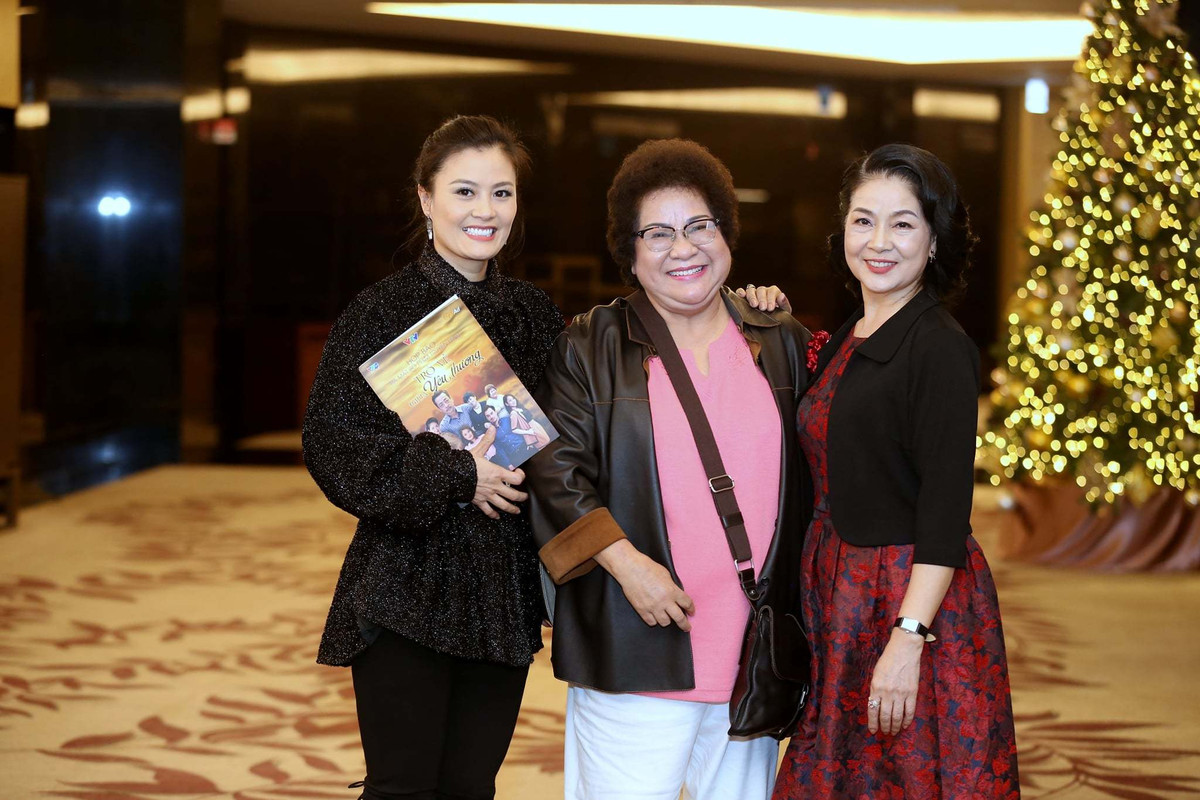 Sau vai thẩm phán trong 'Lựa chọn số phận', diễn viên Hoa Thuý tiếp tục trở lại màn ảnh với vai một phụ nữ truyền thống, đảm đang, nhẫn nhịn nhưng có cuộc hôn nhân không hạnh phúc.