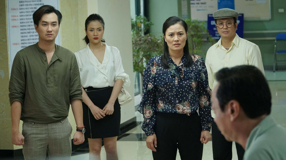 'Trở về giữa yêu thương' ban đầu có tên là 'Ai rồi cũng sẽ già'. Phim lấy chủ đề gia đình và khai thác đời sống của những người già trong cuộc sống hiện tại vốn không được khai thác mạnh trên màn ảnh gần đây.