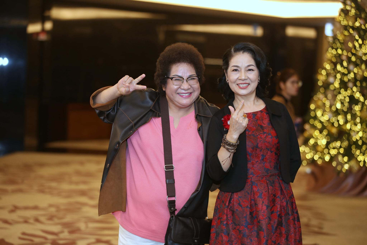 Cùng NSƯT Minh Vượng, diễn viên Minh Phương cũng vô cùng trẻ trung với ngoại hình mới lạ. Trong 'Trở về giữa yêu thương', Minh Phương sẽ rũ bỏ hình ảnh những phụ nữ hiền lành, cam chịu để vào vai một phụ nữ sôi nổi, trẻ trung và có phần màu mè.