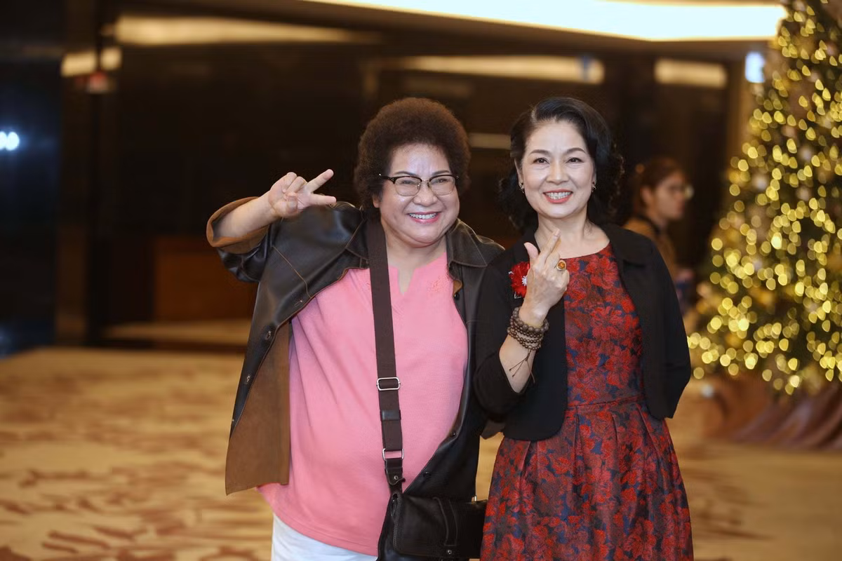 Cùng NSƯT Minh Vượng, diễn viên Minh Phương cũng vô cùng trẻ trung với ngoại hình mới lạ. Trong 'Trở về giữa yêu thương', Minh Phương sẽ rũ bỏ hình ảnh những phụ nữ hiền lành, cam chịu để vào vai một phụ nữ sôi nổi, trẻ trung và có phần màu mè.