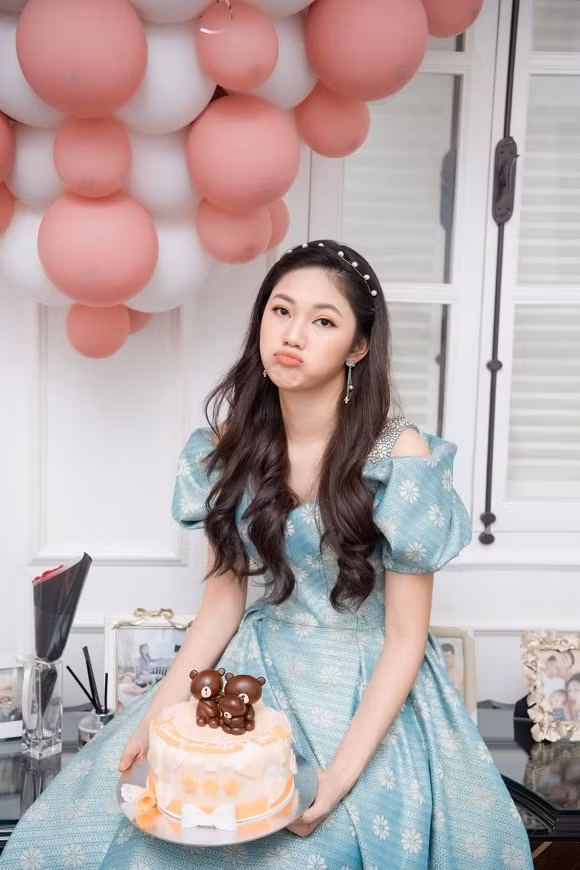 Sau ít tháng về chung nhà, chân dài sinh năm 1994 hạ sinh quý tử đầu lòng cho chồng đại gia. Hiện tại, Thanh Tú vẫn dành thời gian nhiều cho gia đình, hạn chế tham gia các sự kiện. Cô được ông xã chiều chuộng hết mực. 