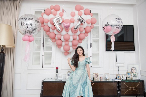 Trước đây, vào ngày sinh nhật Thanh Tú, ông xã cũng tổ chức bữa tiệc nhỏ vô cùng lãng mạn.