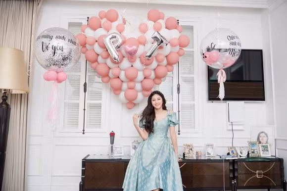 Trước đây, vào ngày sinh nhật Thanh Tú, ông xã cũng tổ chức bữa tiệc nhỏ vô cùng lãng mạn.