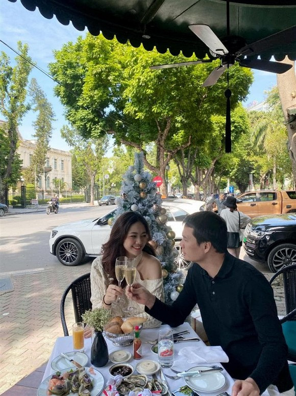 Có nhiều ý kiến, Thanh Tú không may mắn như chị gái Á hậu của mình trong khoản chọn chồng. Nhưng bỏ mặc ngoài tai mọi lời so sánh, Thanh Tú thoải mái tận hưởng cuộc sống hạnh phúc của mình.