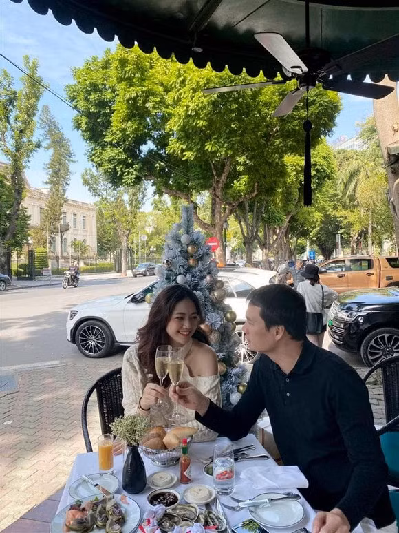 Có nhiều ý kiến, Thanh Tú không may mắn như chị gái Á hậu của mình trong khoản chọn chồng. Nhưng bỏ mặc ngoài tai mọi lời so sánh, Thanh Tú thoải mái tận hưởng cuộc sống hạnh phúc của mình.