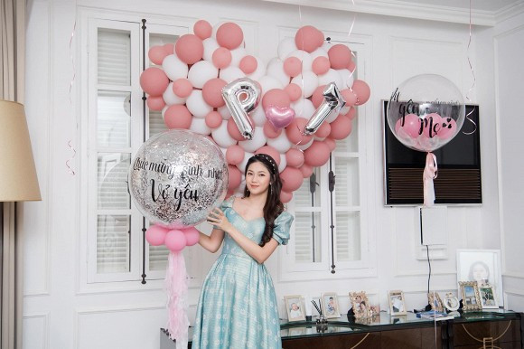 Á hậu Thanh Tú lên xe hoa với doanh nhân Nguyễn Thành Phương vào tháng 12/2018 sau vài tháng hẹn hò. Được biết, ông xã hơn người đẹp tới 16 tuổi, là chủ tập đoàn kinh tế lớn và từng trải qua đổ vỡ hôn nhân.