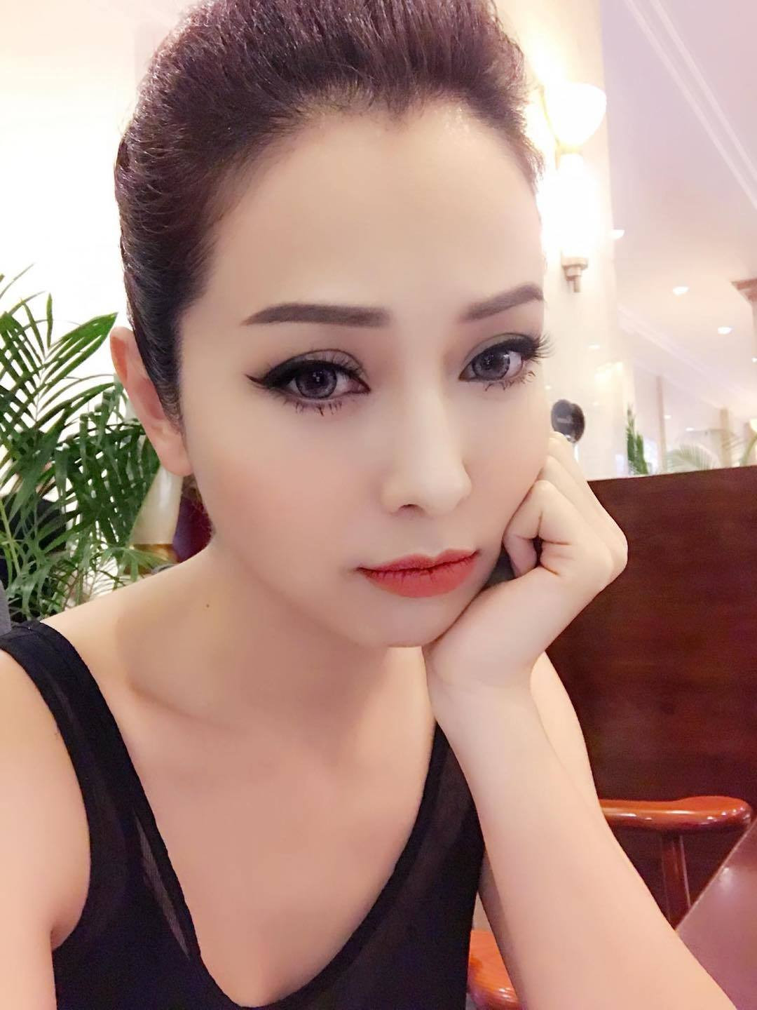 "Hoa hậu 3 con" Jennifer Phạm được nhận xét ngày càng trẻ trung, xinh đẹp.