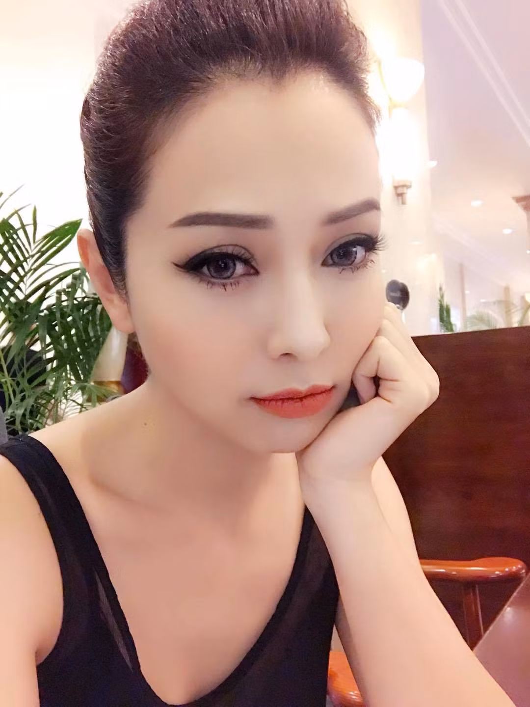"Hoa hậu 3 con" Jennifer Phạm được nhận xét ngày càng trẻ trung, xinh đẹp.