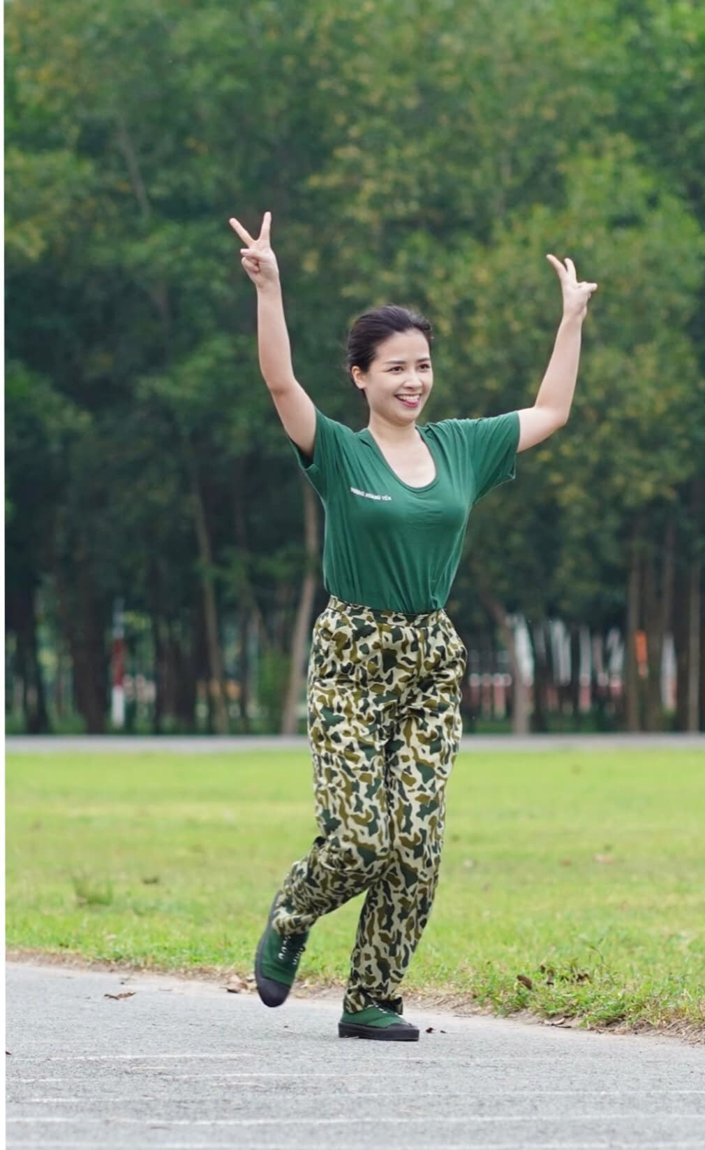 Dương Hoàng Yến chia sẻ khoảnh khắc vui vẻ trong 'Sao nhập ngũ'. "Lần này chạy tự tin không bị bay giày nữa rồi nhé!", nữ ca sĩ dí dỏm.
