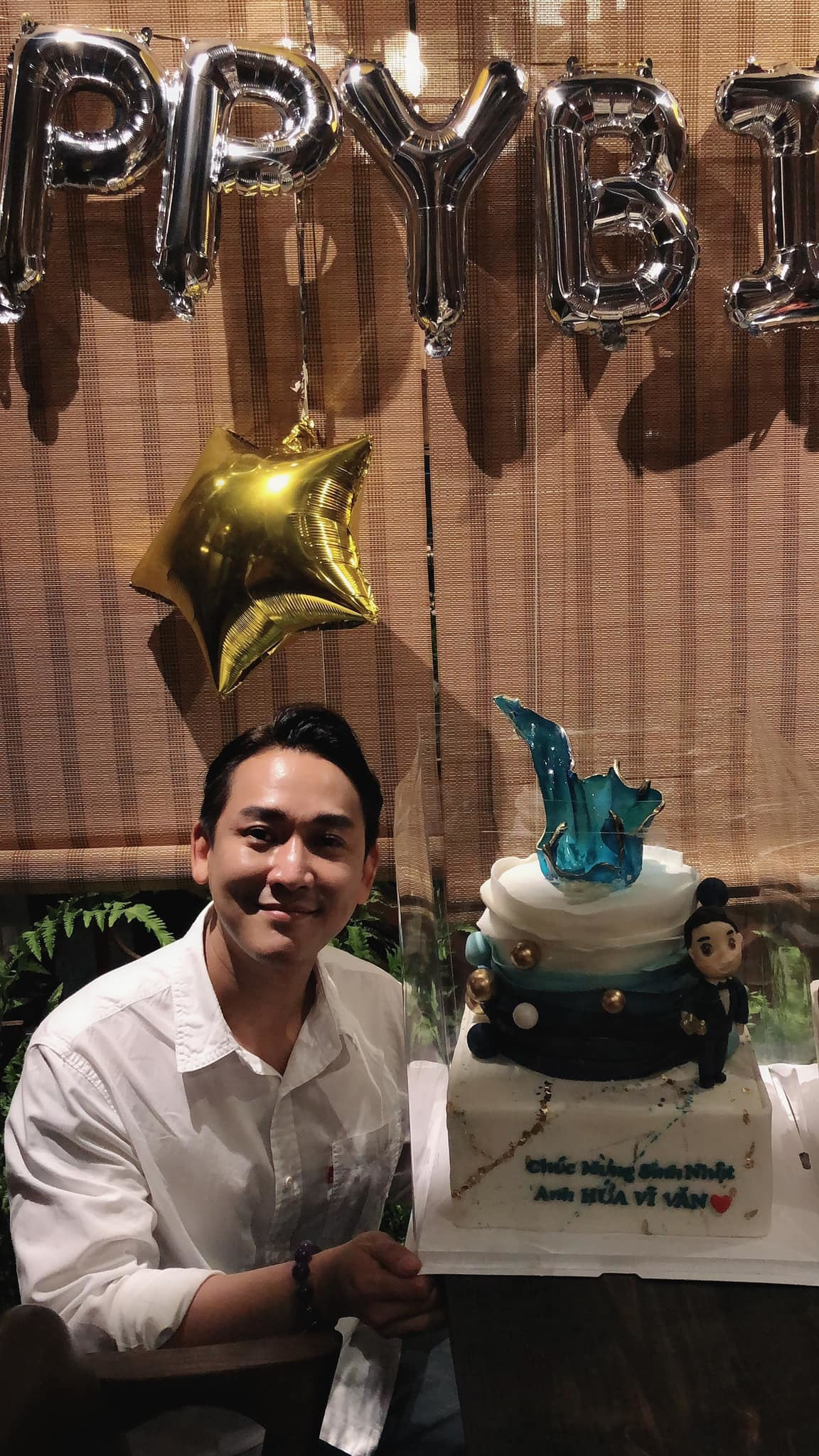 Hứa Vĩ Văn hạnh phúc khi được bạn bè tổ chức bức tiệc sinh nhật ấm cúng.