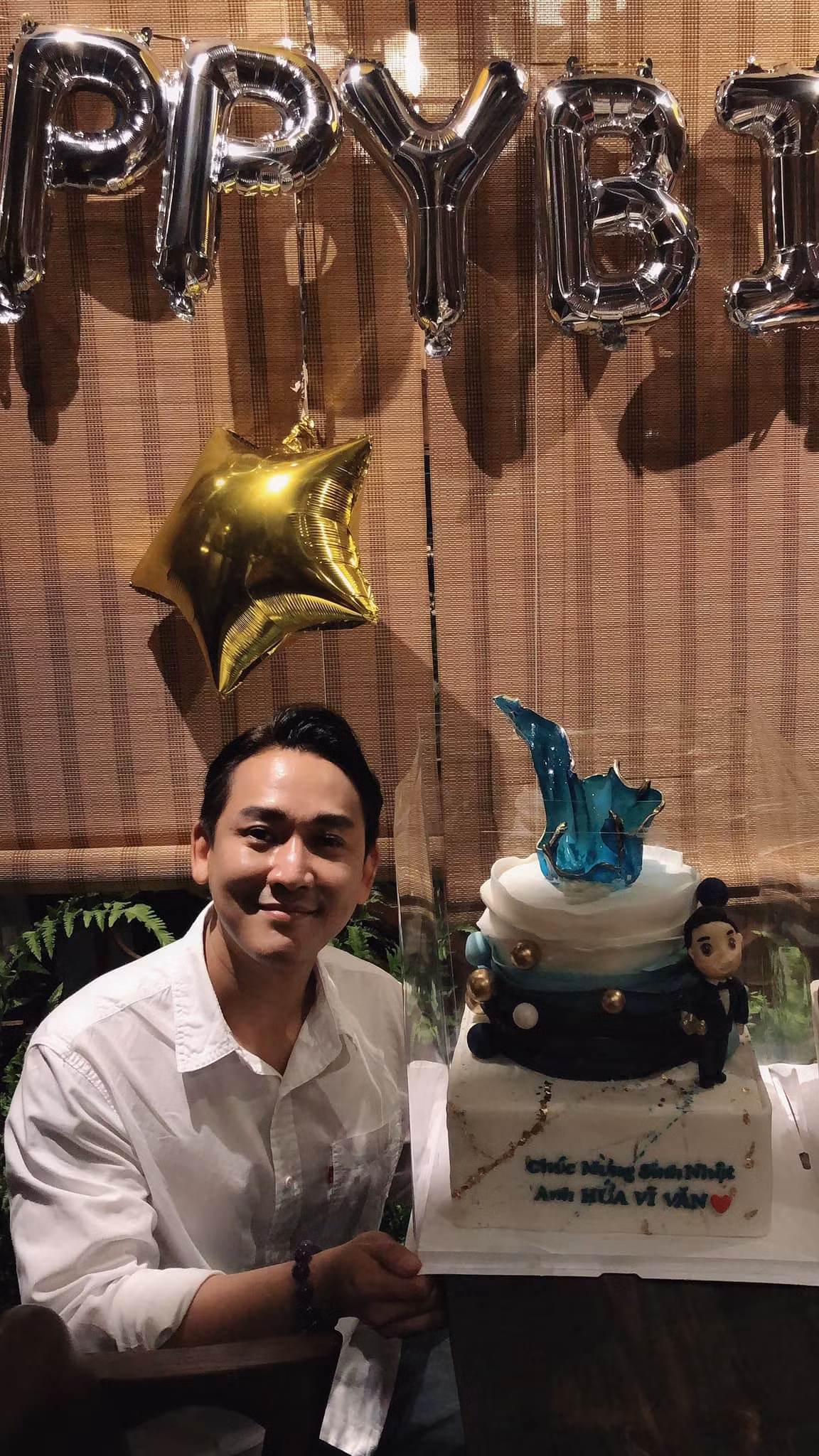 Hứa Vĩ Văn hạnh phúc khi được bạn bè tổ chức bức tiệc sinh nhật ấm cúng.