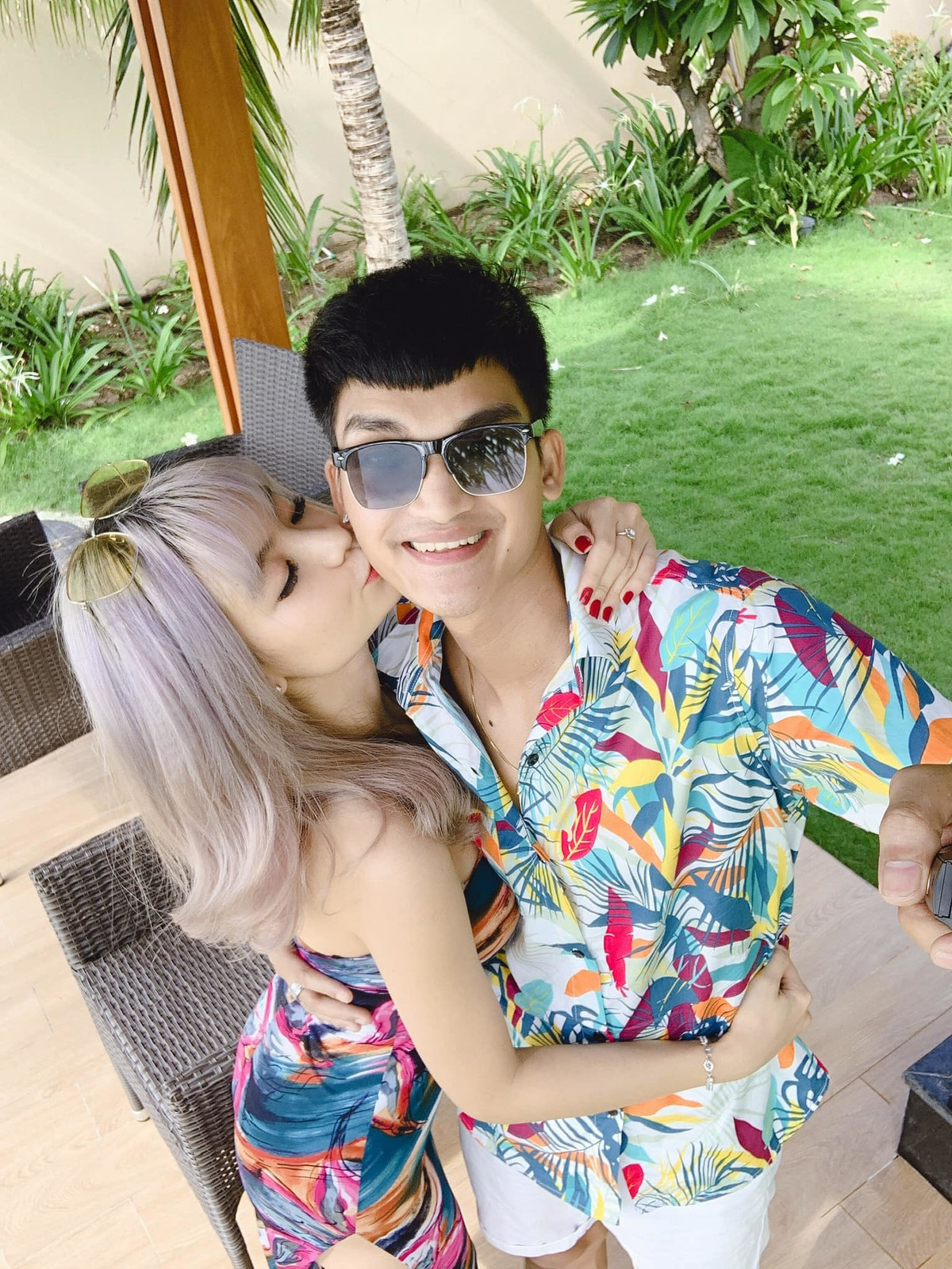 Mạc Văn Khoe chia sẻ lại hình ảnh tình cảm cùng bà xã. "Thời 2 đứa còn chưa thức cả đêm để thay tã và cho con bú", anh hài hước.