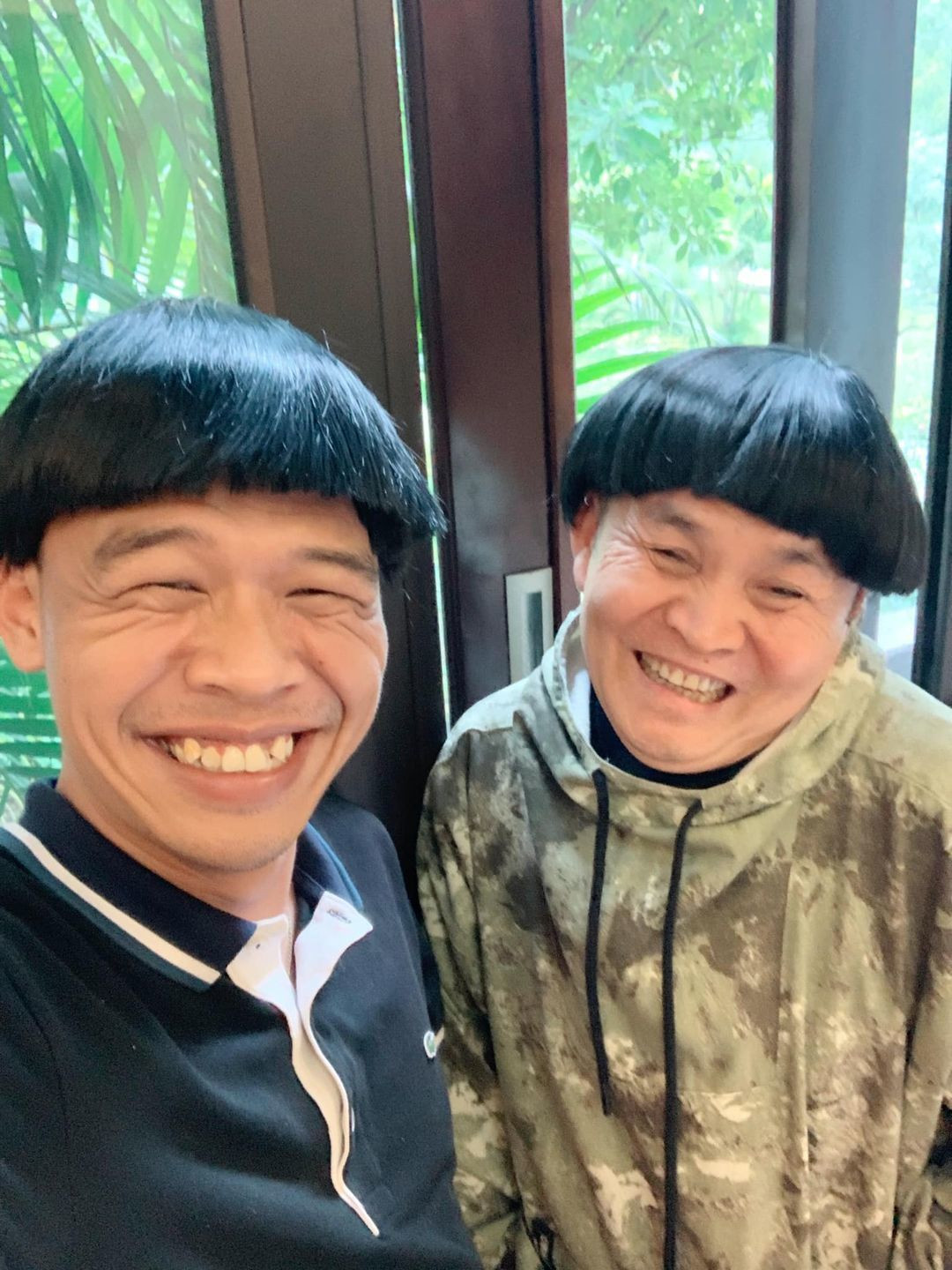 Trung Ruồi khiến người hâm mộ thích thú khi khoe bức ảnh hài hước bên cạnh nghệ sĩ Xuân Hinh. Cả hai đội tóc giả mái ngố với gương mặt hài hước.