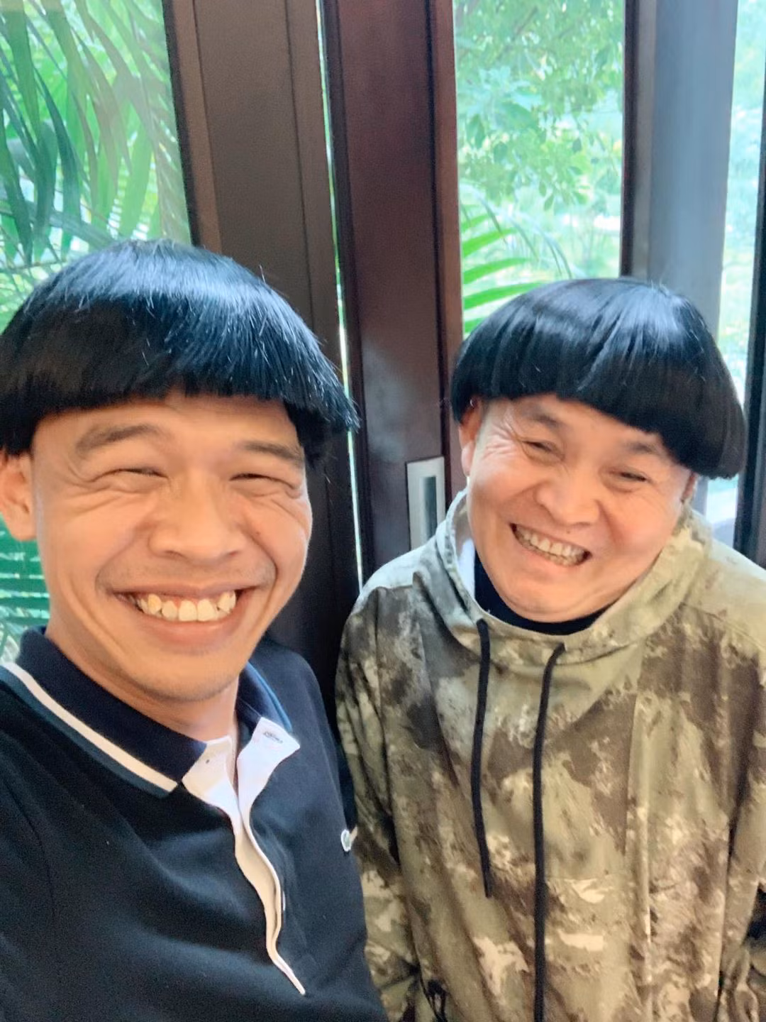 Trung Ruồi khiến người hâm mộ thích thú khi khoe bức ảnh hài hước bên cạnh nghệ sĩ Xuân Hinh. Cả hai đội tóc giả mái ngố với gương mặt hài hước.