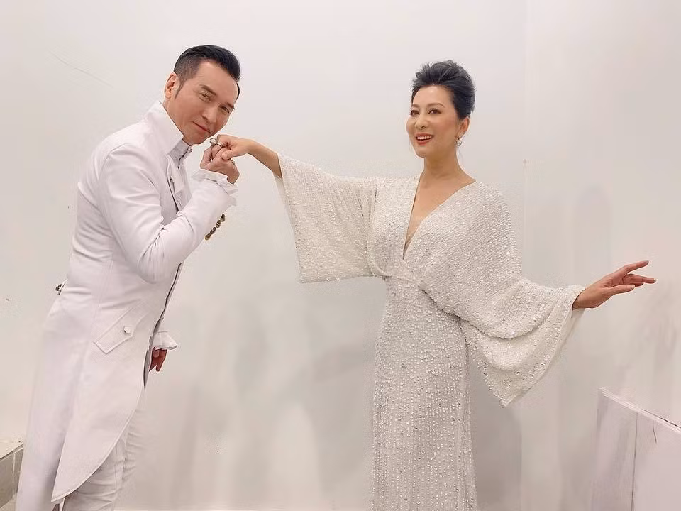 MC Kỳ Duyên gợi cảm hội ngộ cùng ca sĩ Nguyễn Hưng tại một sự kiện ở Quy Nhơn. Ở tuổi 55, cô vẫn khiến người người ngưỡng mộ bởi nhan sắc trẻ trung.