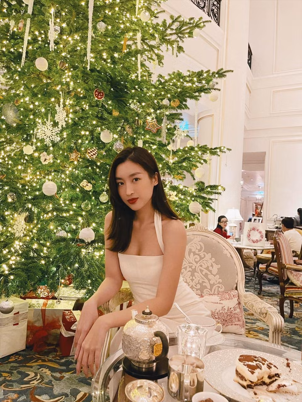 Hoa hậu Đỗ Mỹ Linh diện đầm trắng khoe vòng một gợi cảm.