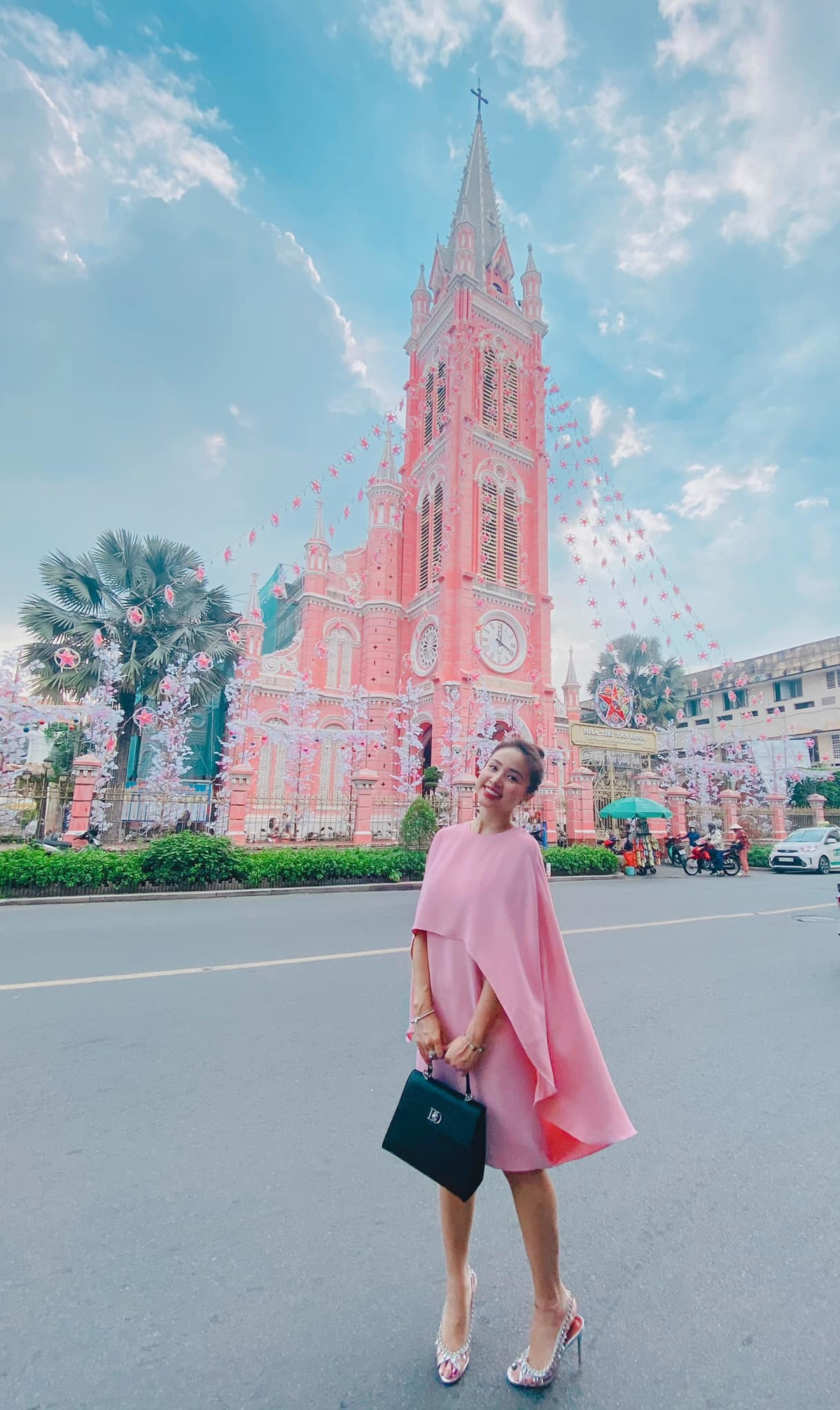 Vân Hugo xinh đẹp trong chiếc váy vồng bên chụp tại nhà thờ nổi tiếng tại TP.HCM.