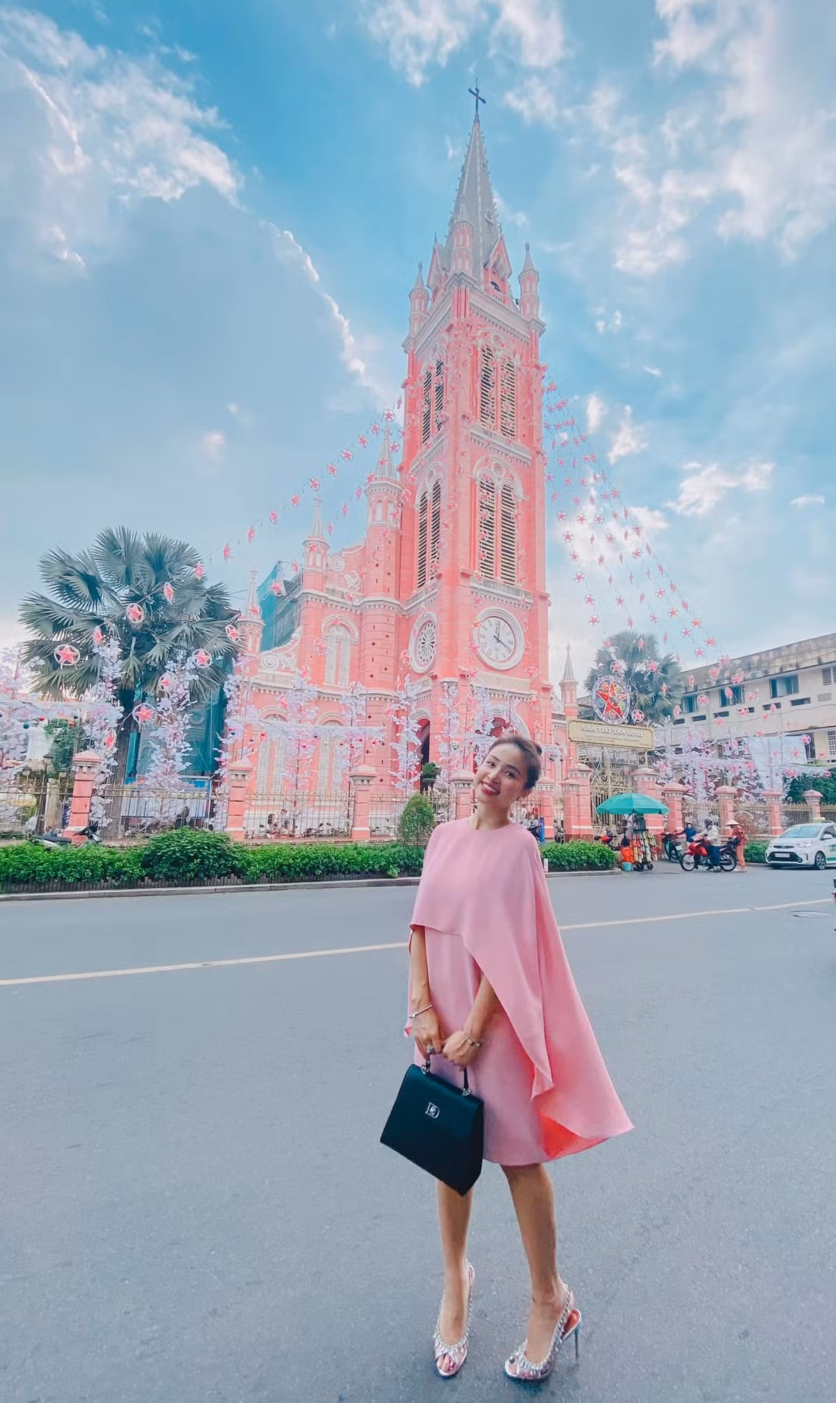 Vân Hugo xinh đẹp trong chiếc váy vồng bên chụp tại nhà thờ nổi tiếng tại TP.HCM.