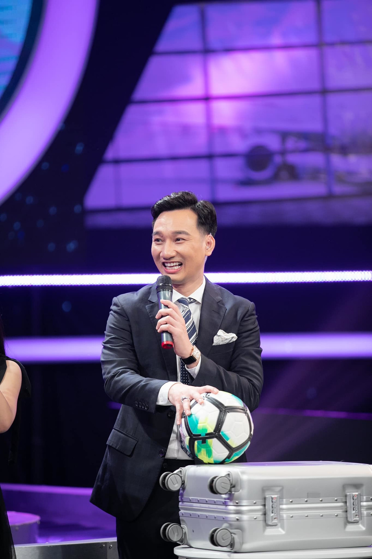 MC Thanh Trung bi dut day chang chan phai