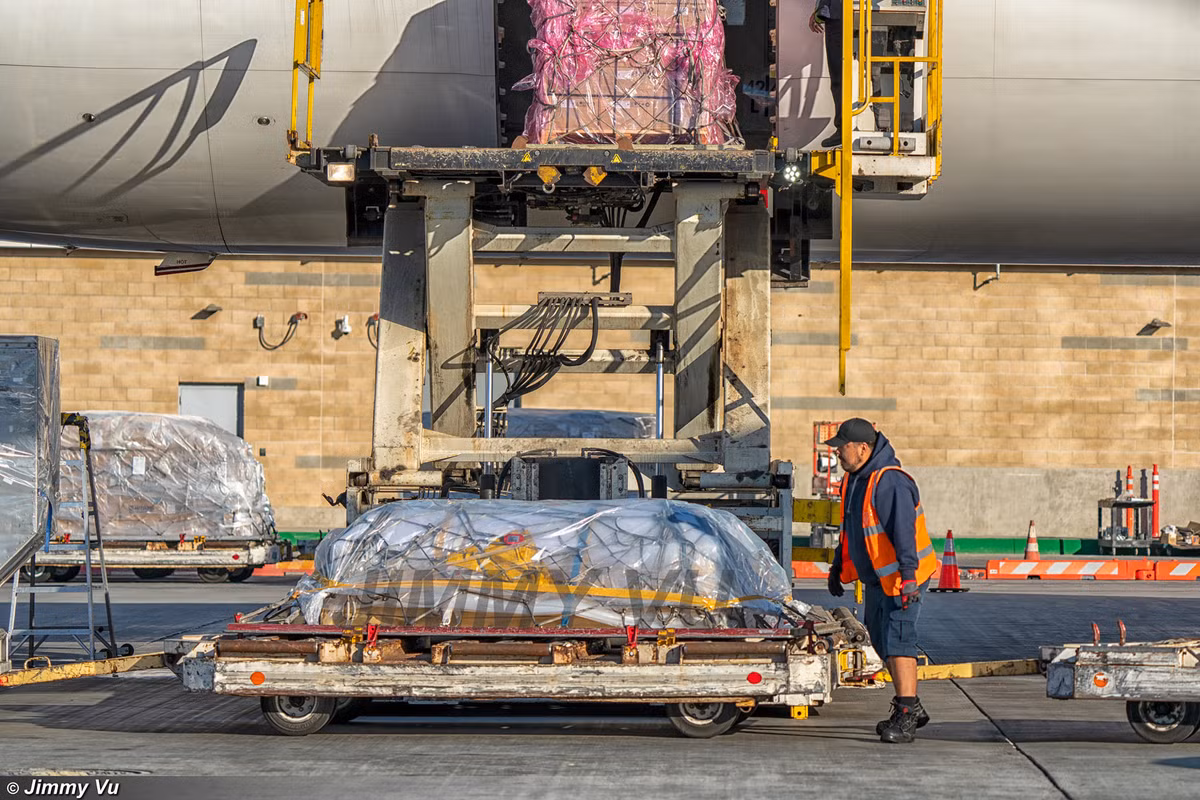 Đây là loạt ảnh được chụp bởi Jimmy Vũ, một thợ máy gốc Việt làm việc tại sân bay quốc tế Los Angeles. Trong thời điểm thi hài cố nghệ sĩ Chí Tài được chuyển đến, anh là người Việt Nam duy nhất đón và dành sự kính trọng, vái lạy nam danh hài quá cố. 