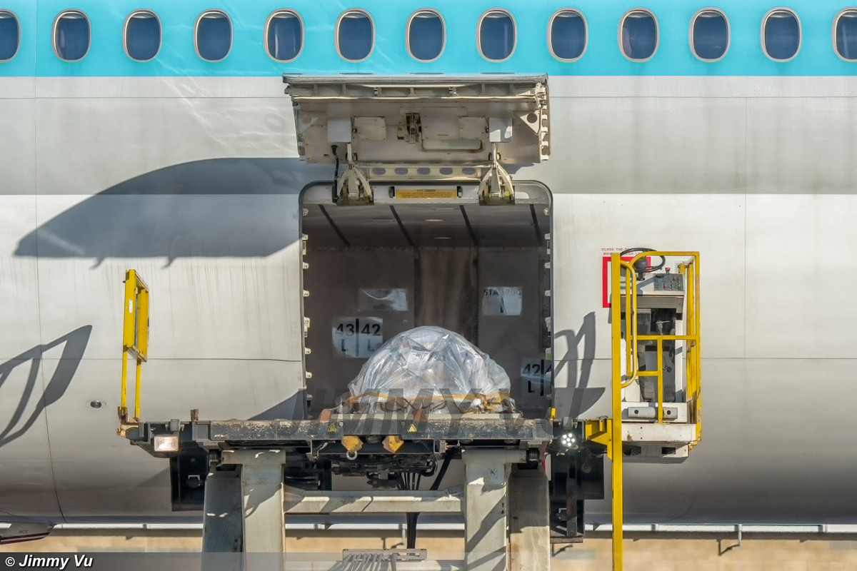 Anh di chuyen thi hai NS Chi Tai tu san bay den nha quan