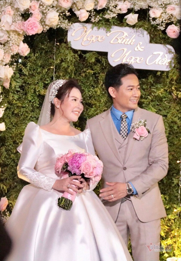 Quý Bình cùng vợ tất bật đón tiếp quan khách. Đám cưới Quý Bình được tổ chức với tính chất riêng tư gia đình nên phía nam diễn viên hạn chế tác nghiệp chụp ảnh từ giới truyền thông.