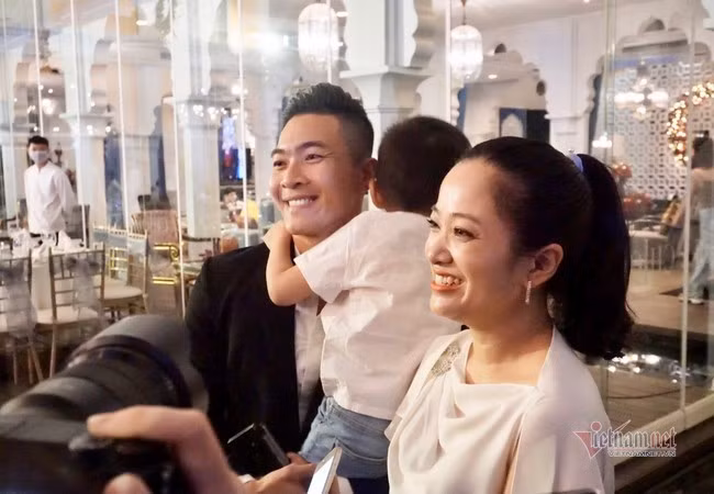 Vợ chồng nghệ sĩ Quốc Cơ – MC Hồng Phượng đến mừng ngày vui người bạn đồng nghiệp. Nam nghệ sĩ cùng con trai nhỏ ngẫu hứng biểu diễn xiếc trước sự trầm trồ của mọi người có mặt.