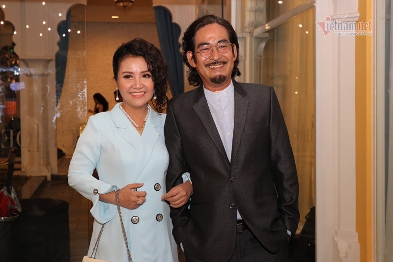 Diễn viên Ngân Quỳnh trang điểm và làm tóc điệu đà đi dự tiệc cưới diễn viên Quý Bình.