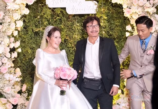 Dan sao Viet den du dam cuoi Quy Binh va vo doanh nhan-Hinh-2