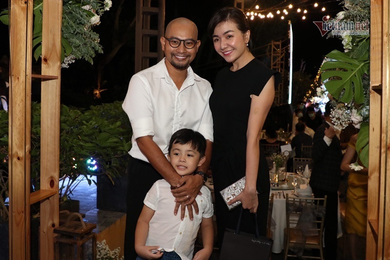 Vợ chồng Huỳnh Đông - Ái Châu đưa con trai đi cùng dự đám cưới.