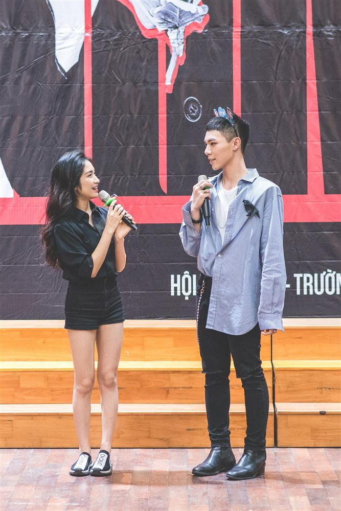 rong một bức ảnh với Erik, chiều cao của Hòa Minzy được lột tả chân thật.