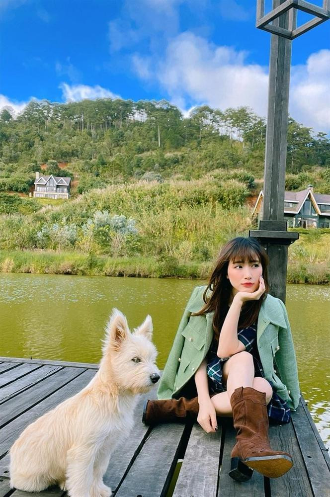 òa Minzy lộ chân ngắn với dáng ngồi này.