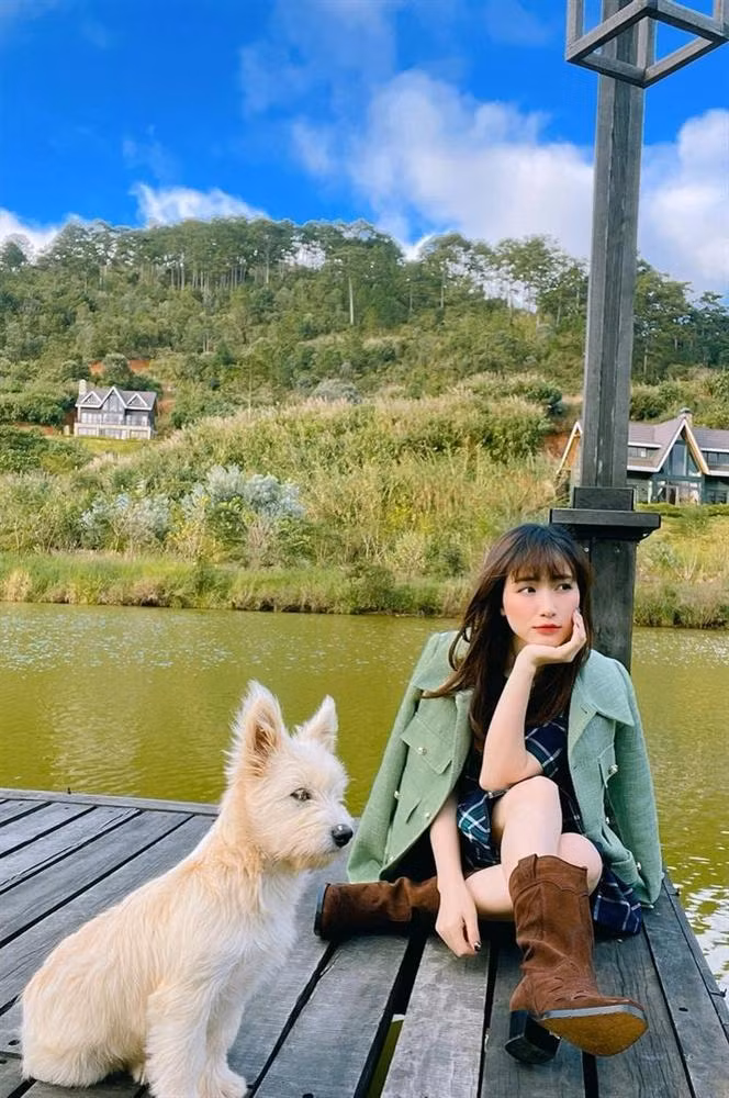 Hòa Minzy lộ chân ngắn với dáng ngồi này.