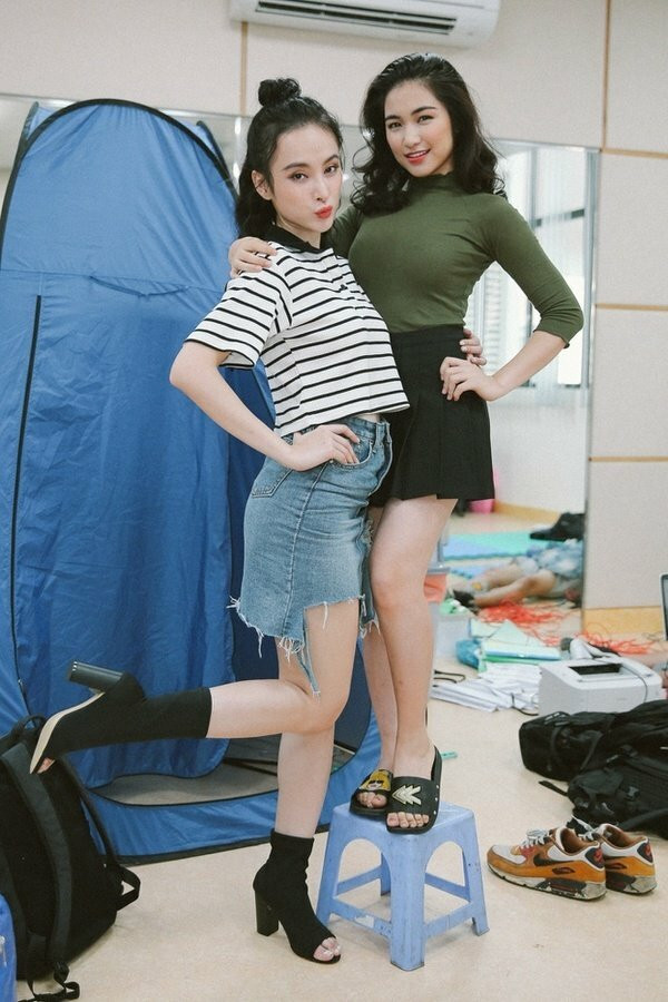 rong nhiều lần chung khung hình với đồng nghiệp, Hòa Minzy lộ chiều cao cực khiêm tốn.