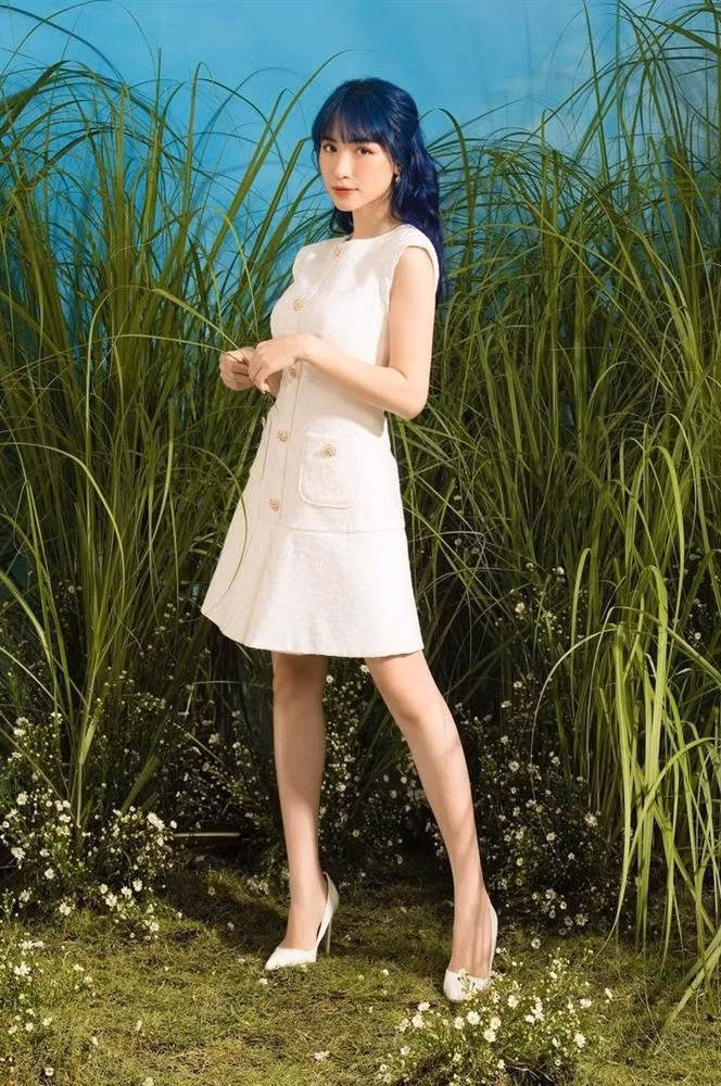 Tuy nhiên, trong những bức ảnh chụp toàn thân, chiều cao của Hòa Minzy lại "một trời một vực" .