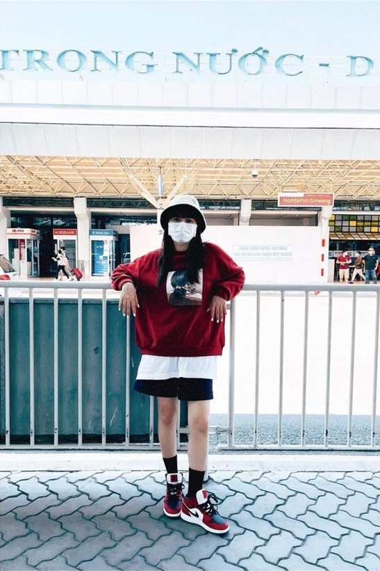 ần khác, khi không có sự hỗ trợ của giày cao gót, Hòa Minzy lộ rõ chiều cao "nấm lùn".