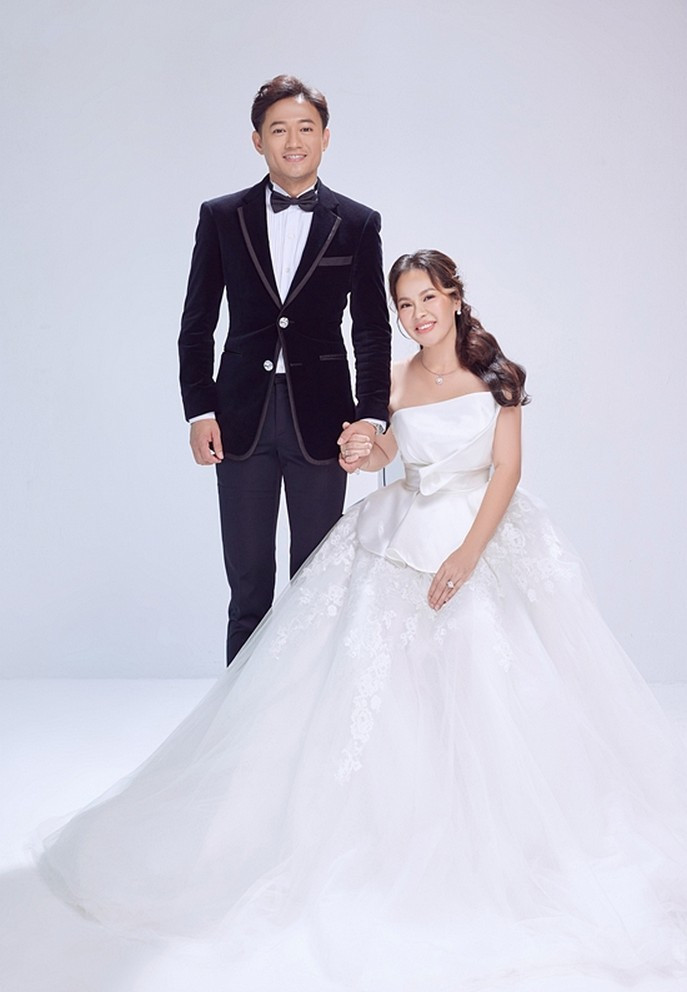 Cả 2 diện trang phục vest, váy dạ hội dành cho nhau nhiều cử chỉ lãng mạn.