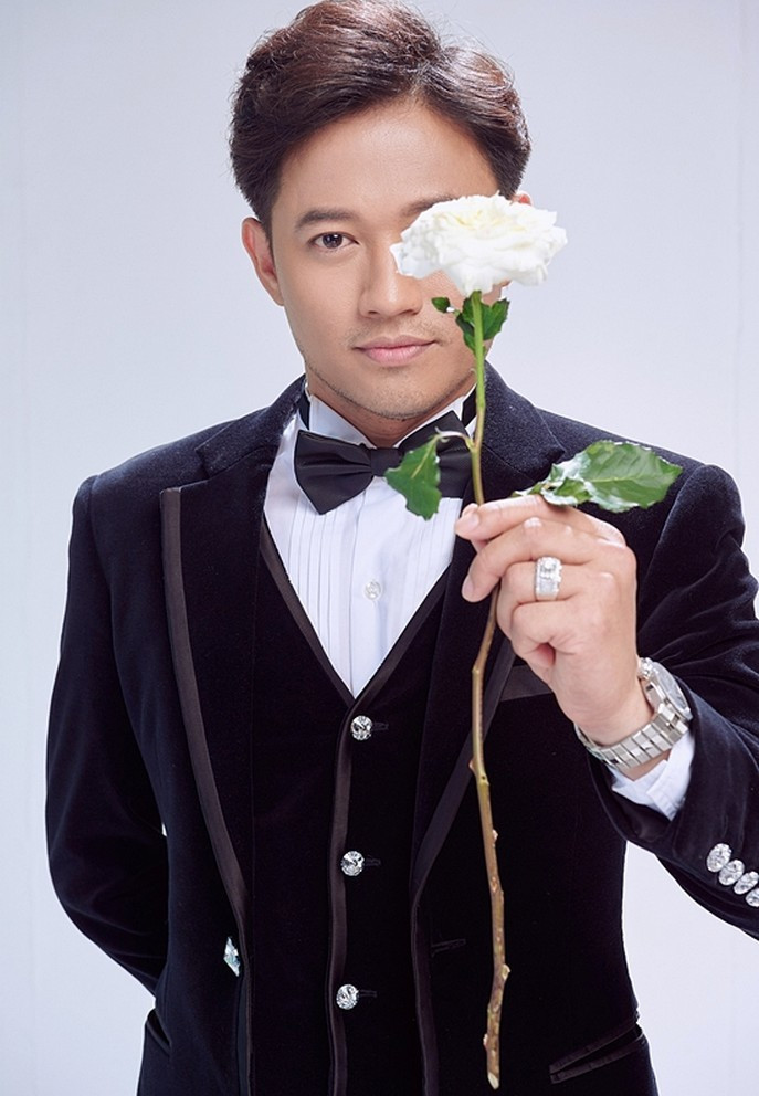 Quý Bình từng tự hào nói việc tìm được một nửa vừa đẹp, vừa tài giỏi là một may mắn của đời anh. Nam diễn viên xem việc kết hôn ở tuổi 37 như một trách nhiệm và cùng nỗ lực vun đắp tổ ấm nhỏ. Anh cũng cùng bà xã xây dựng cơ ngơi khang trang để cả 2 dọn về ở chung từ năm 2019.