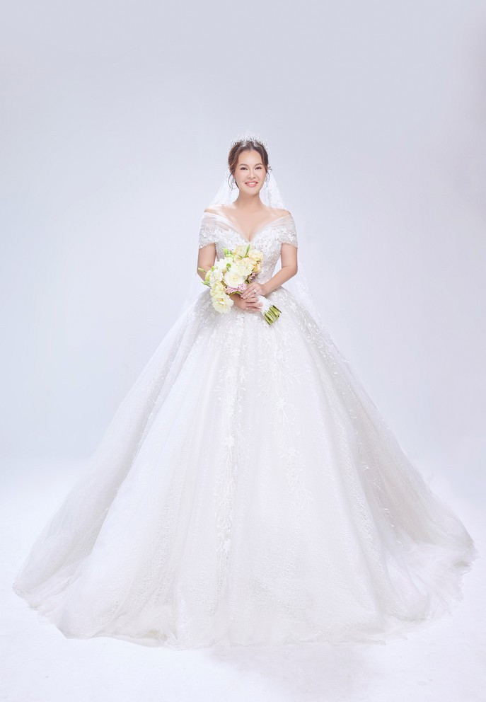 "Cả hai đều là người nóng tính, tôi nghĩ ai cũng có cái tôi lớn. Nhưng trên hết, chúng tôi hiểu tính nhau nên khi người kia nóng giận người này phải nhẹ nhàng, xuống nước. Tôi còn dặn lòng nói với cô ấy, anh sẽ bớt khó tính hơn để cô ấy cảm thấy nhẹ nhàng, dễ thở hơn khi gắn bó cuộc sống hôn nhân với mình", Quý Bình chia sẻ về bà xã. 