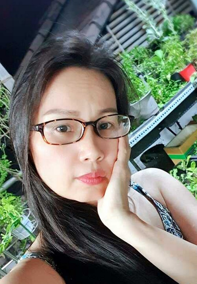 Cẩm Ly selfie sau khi chăm sóc, tưới cho khu vườn nhỏ của mình trên sân thượng: "Đưa mắt ngắm nhìn khu vườn rau bé nhỏ, hít vào chút không khí thiên nhiên trong lành cùng làn gió mát se se lạnh bỗng thấy lòng nhẹ nhàng thanh thản vô cùng".