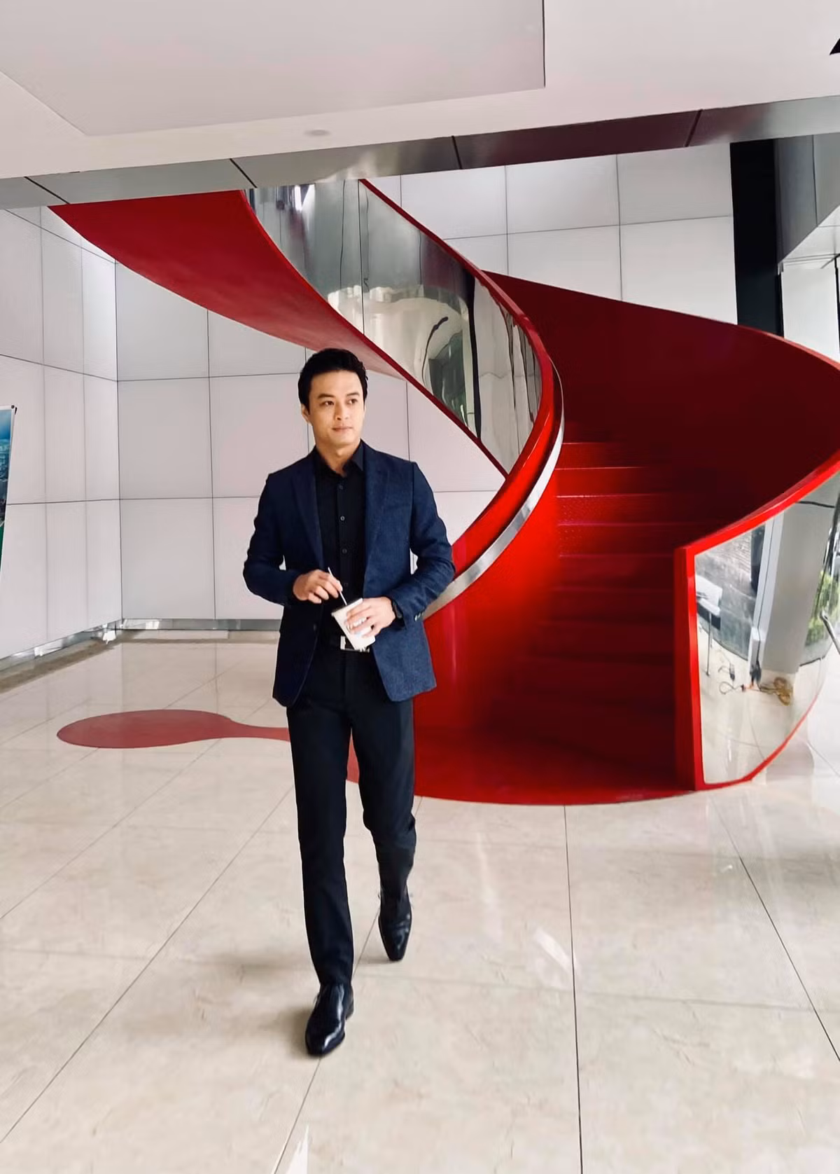 Diễn viên Hồng Đăng khoe ảnh mới và viết: ''Tháng mới an lành cả nhà nhé... lâu lắm rồi mới có chiếc ảnh tử tế chút chút''.