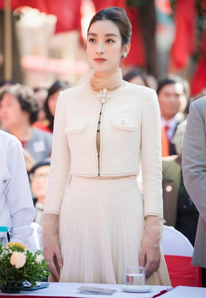 Hoa hậu Đỗ Mỹ Linh đẹp nền nã trong ngày trở về dự lễ tại trường cũ.