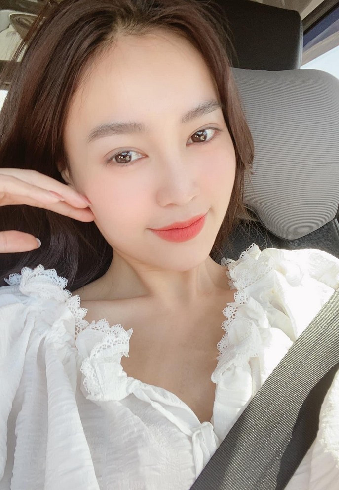 Sao Việt hôm nay 16/11: Ninh Dương Lan Ngọc phong cách bình dị xuống phố ngày cuối tuần.