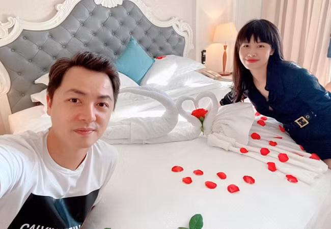 Vợ chồng Đăng Khôi có khoảnh khắc lãng mạn bên nhau dịp kỷ niệm ngày cưới.